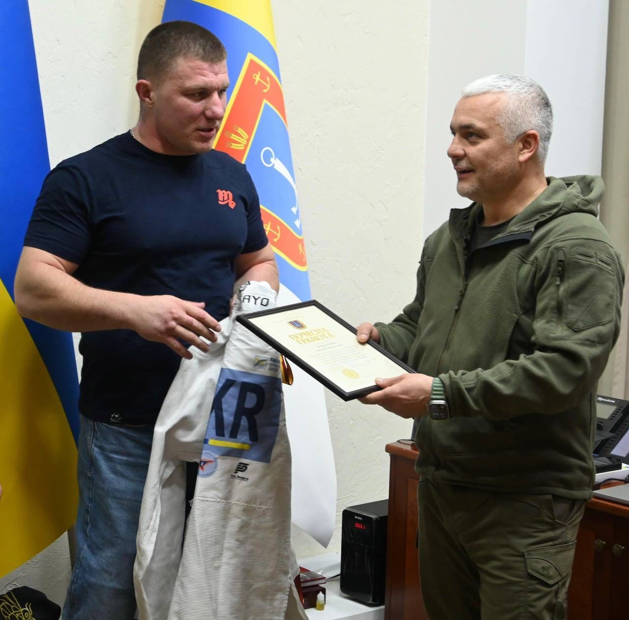 Очільник Одеської ОВА Олег Кіпер відзначив ветеранів-спортсменів Михайла Дроботенка та Назара Даніва почесними грамотами