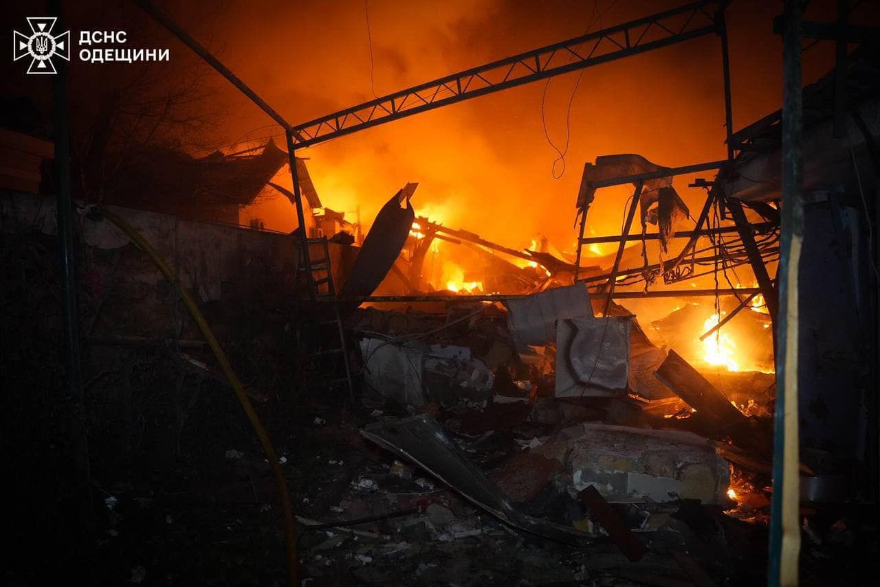 Вночі російські терористи продовжили атакувати мирну Одещину ударними дронами