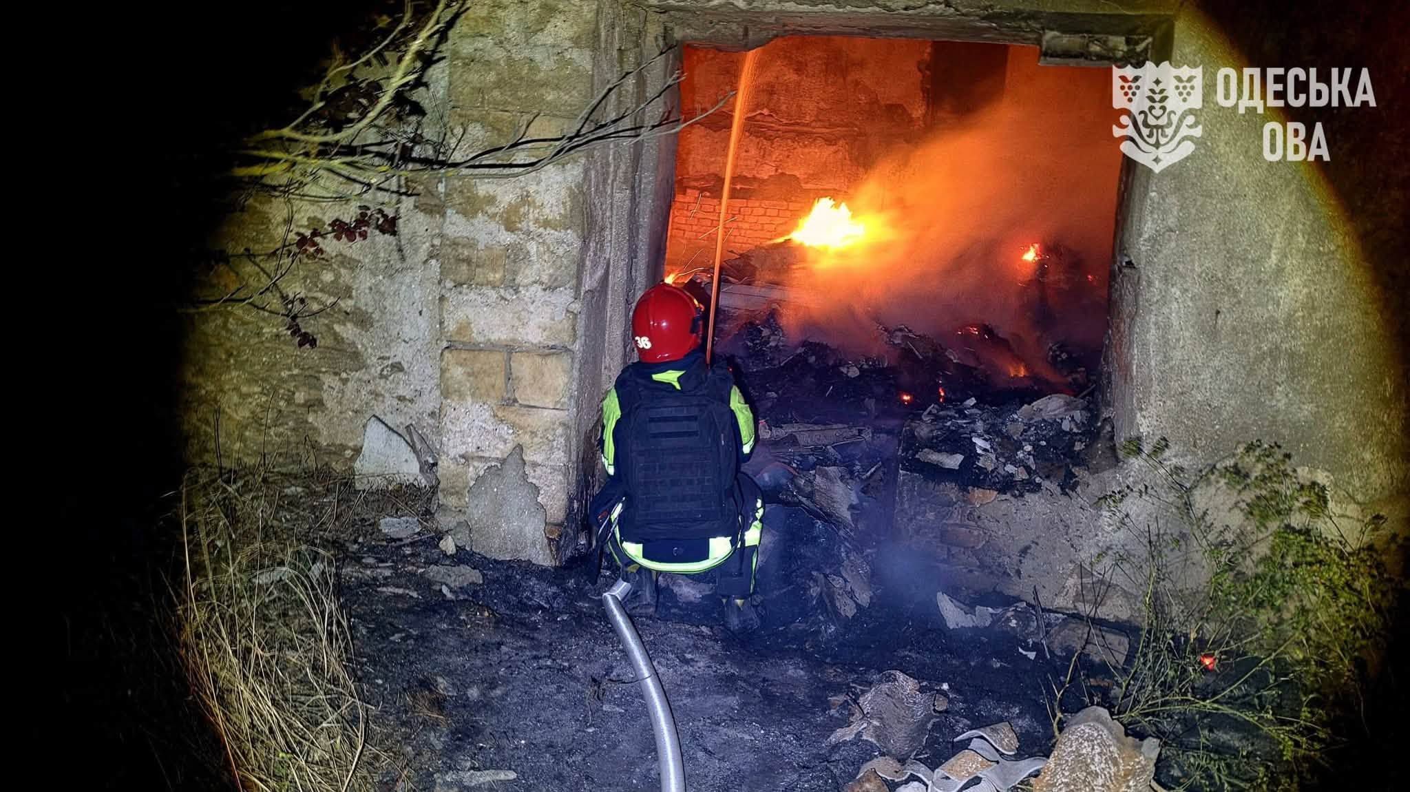 На Одещині внаслідок чергових атак ворога пошкоджено два багатоповерхових житлових будинки, приміщення приватного підприємства та офісну будівлю комерційного банку.