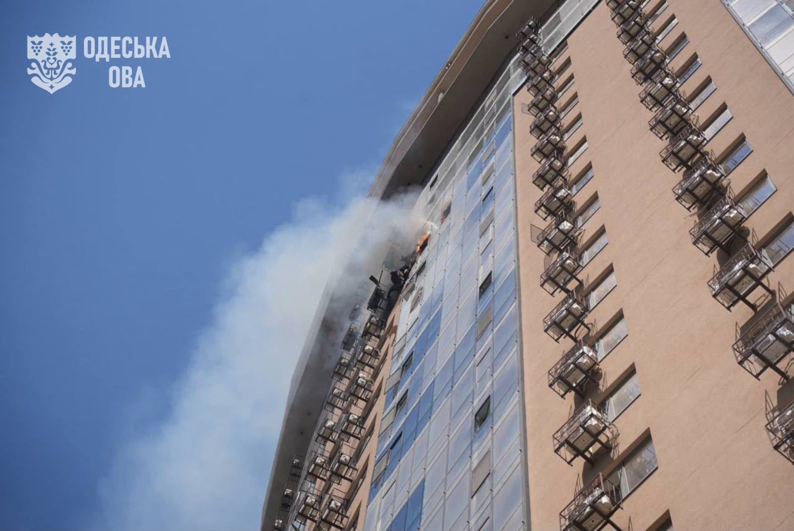 На жаль, кількість постраждалих внаслідок атаки на Одесу збільшилася до 3 осіб. 30-річному чоловіку допомогу надали на місці.