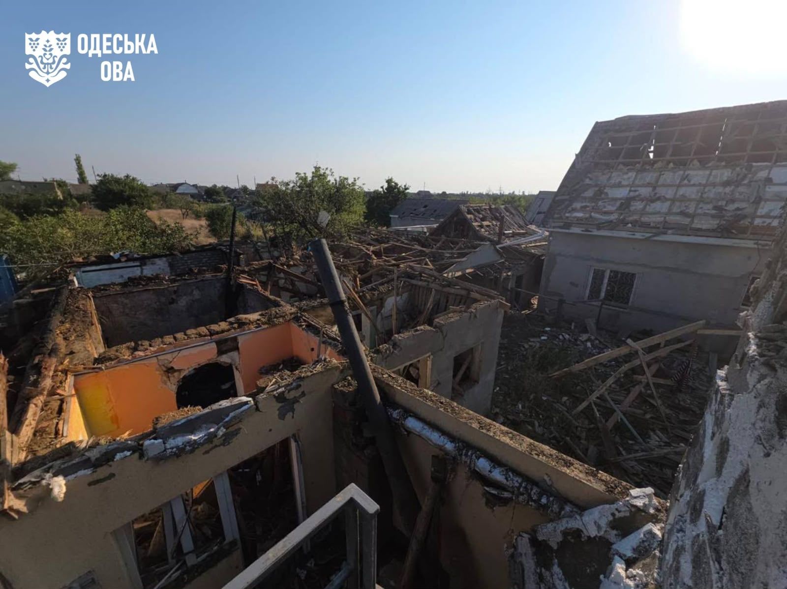 Ворог знову атакував цивільну інфраструктуру на півдні Одещини. Унаслідок чергового удару зруйновано приватний житловий будинок. За попередніми даними, двоє людей постраждало. Пожежу, що виникла, оперативно ліквідували рятувальники. 