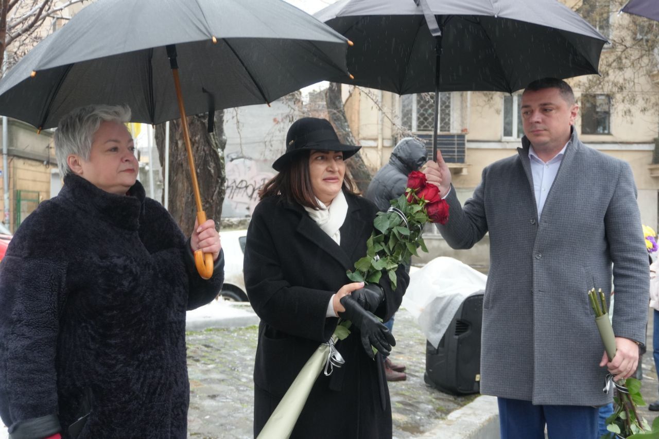 Церемонія покладання квітів та вшанування пам’яті мільйонів невинних людей, знищених нацистським режимом.