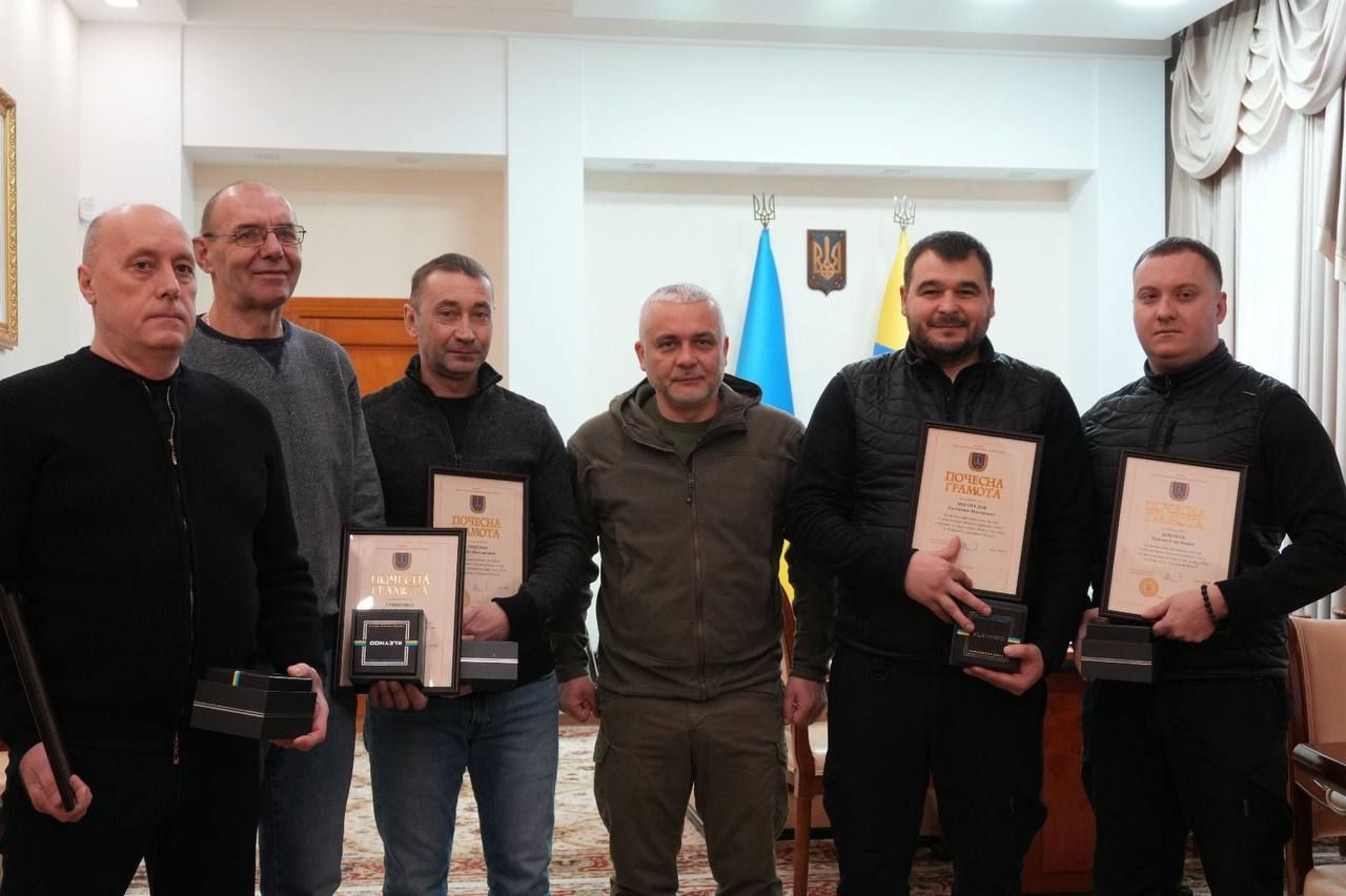 Нагородив Почесними грамотами та іменними годинниками вісьмох державних службовців Одещини — за самовіддане виконання завдань із забезпечення оборони нашої держави.