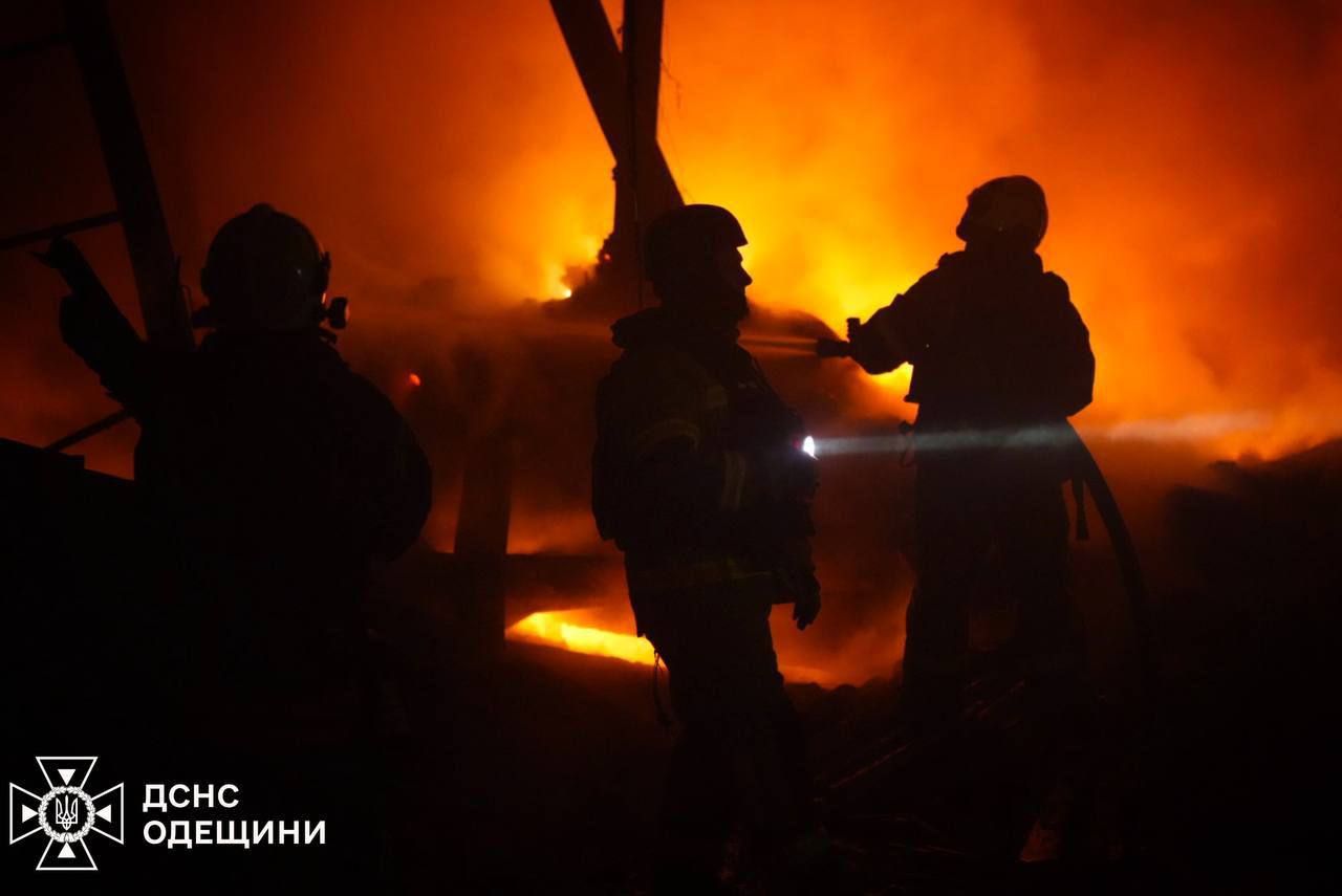 Вночі ворог знову масовано атакував Одесу ударними безпілотниками. 