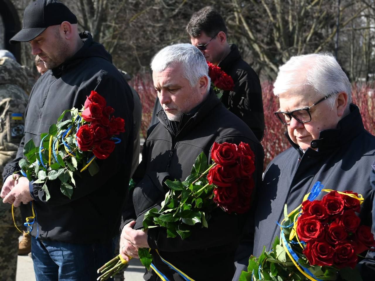 Хвилиною мовчання та покладанням квітів вшанували памʼять українських добровольців, які загинули, захищаючи рідну землю.