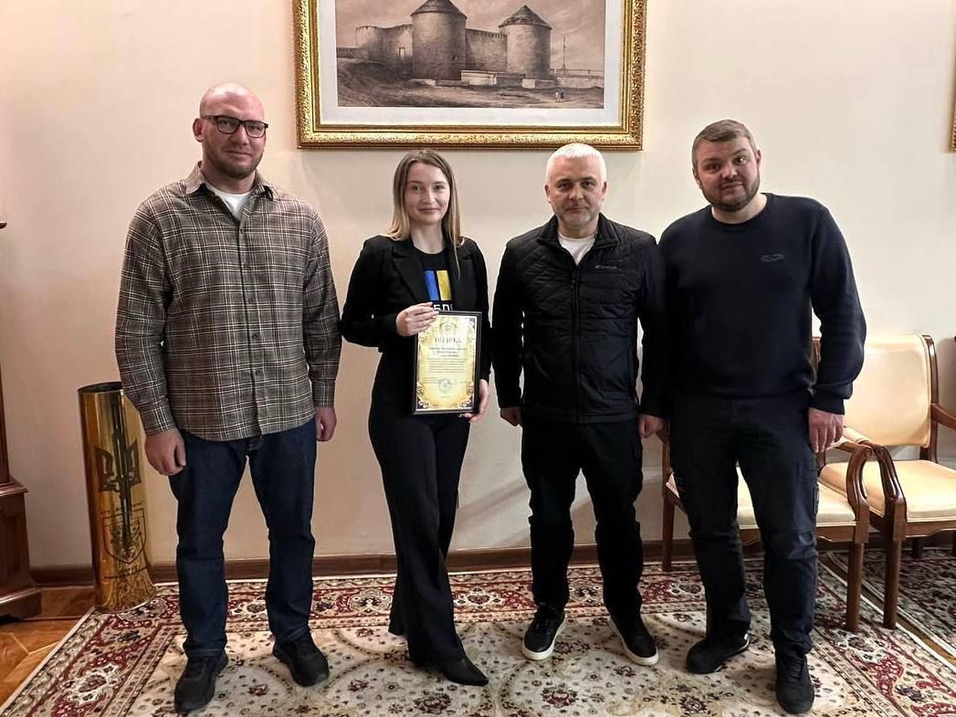 Начальник Одеської ОВА Олег Кіпер вручив подяку колективу Благодійної організації «Благодійний фонд «Ластівки Акерману». 