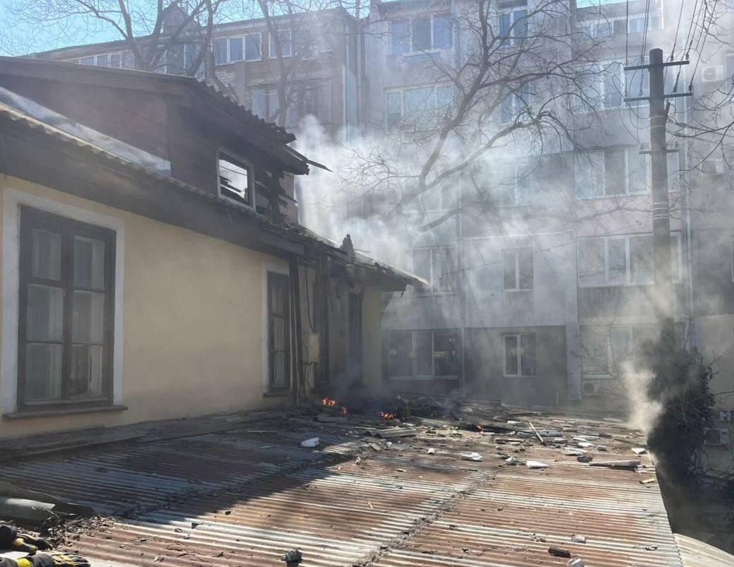 У суботу зранку ворог завдав удару із застосуванням БпЛА по центру міста Чорноморськ.