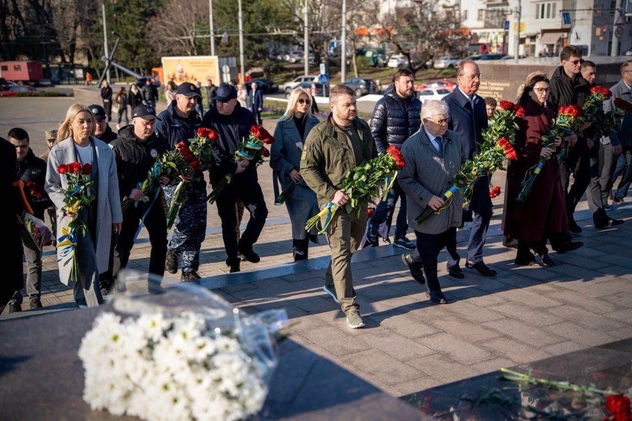 10 квітня, у День визволення Одеси від нацистських загарбників, перший заступник начальника Одеської обласної військової адміністрації Олександр Харлов взяв участь у церемонії покладання квітів до стели «Крила Перемоги».