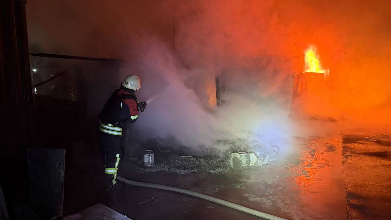 Цієї ночі російські терористи знову  масовано атакували мирну Одещину ударними безпілотниками.