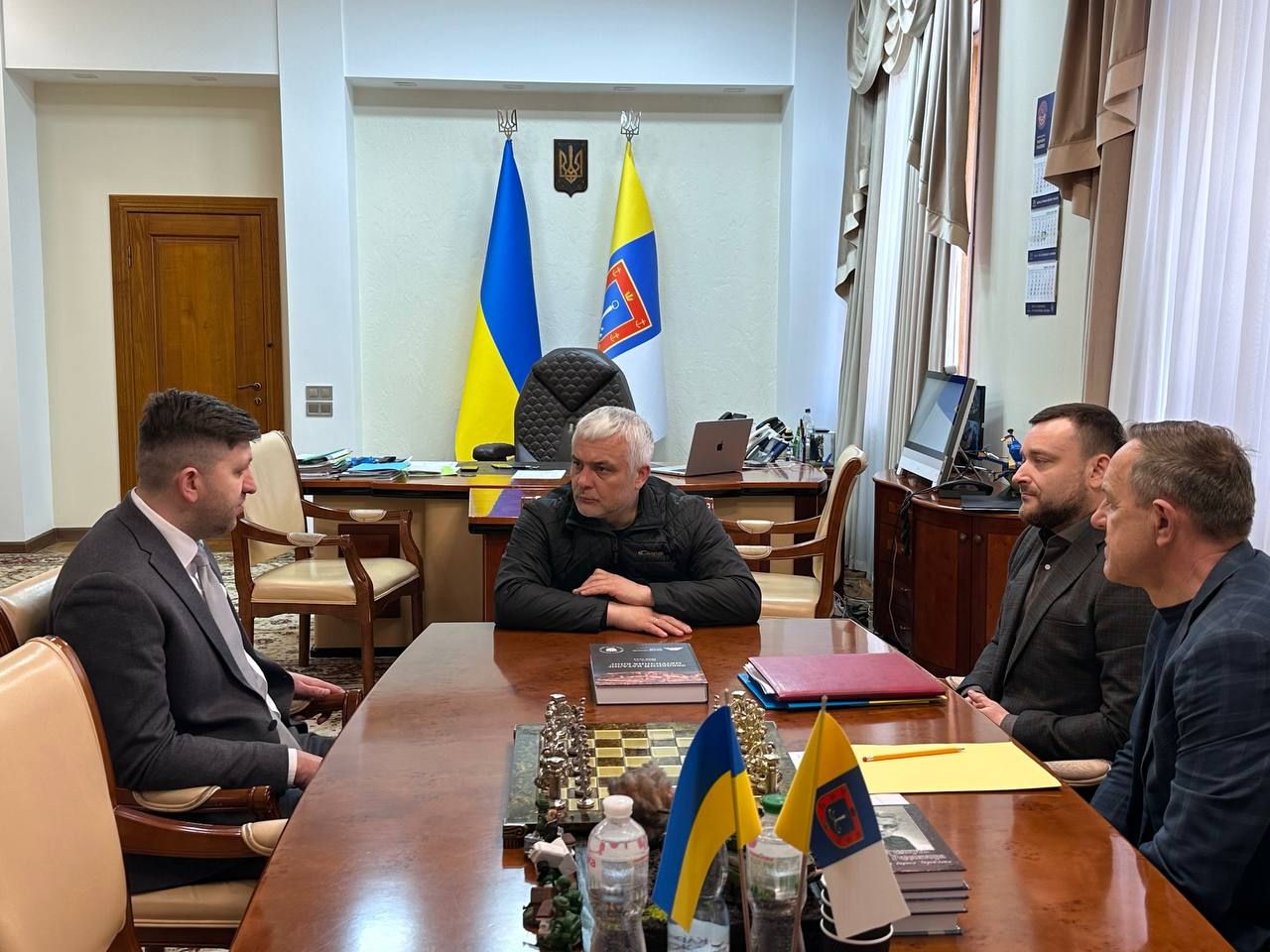 Сьогодні зустрівся з Головою Державної архівної служби України Анатолієм Хромовим під час його робочого візиту до Одеси. 