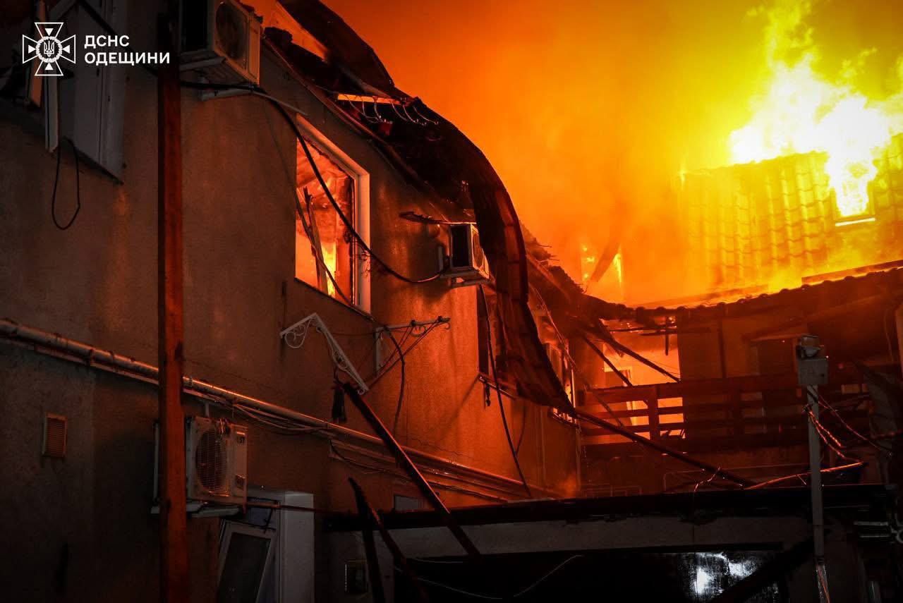 Наслідки ворожої атаки по Одесі: уражено житлові квартали та торговельне судно.