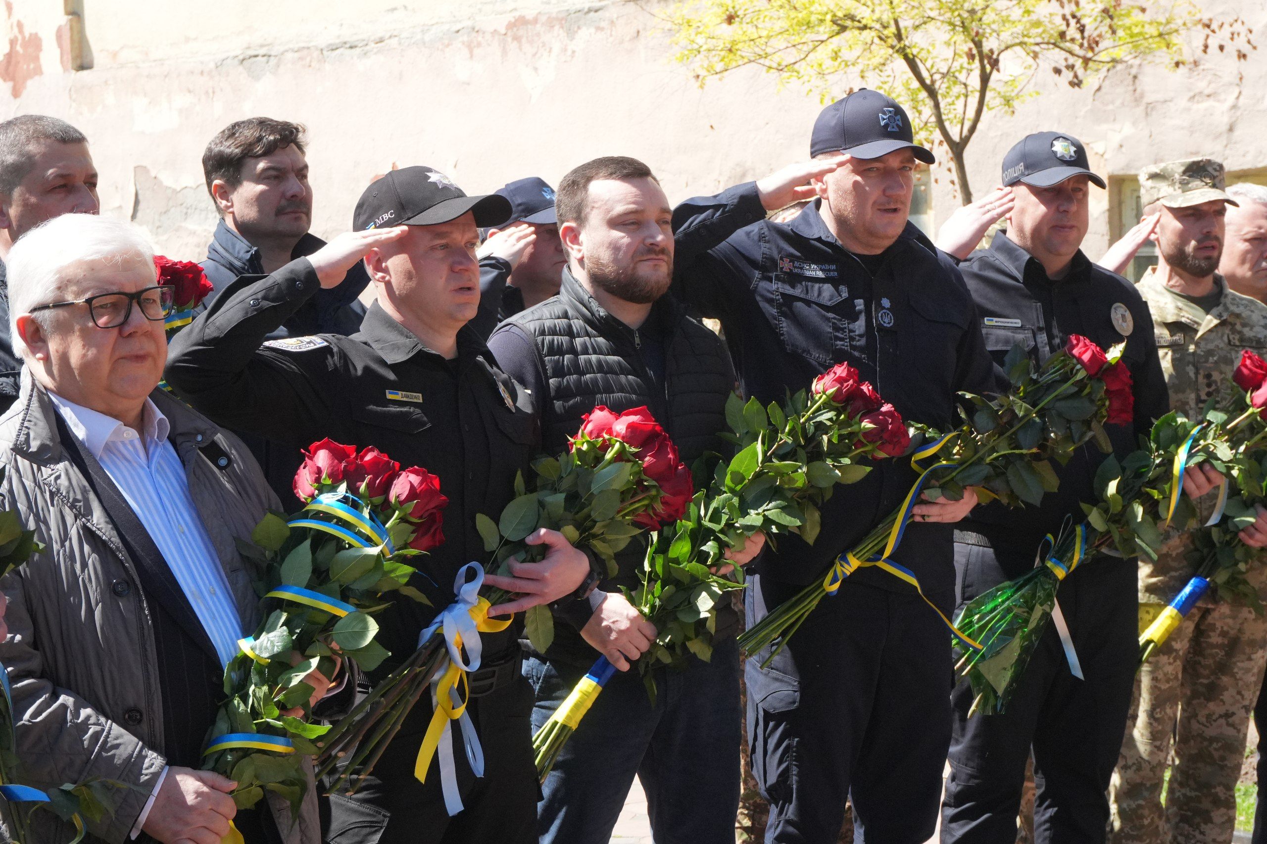 У день 40-х роковин Чорнобильської трагедії в Одесі відбувся мітинг-реквієм із покладанням квітів до пам’ятника одеситам-ліквідаторам аварії на Чорнобильській АЕС