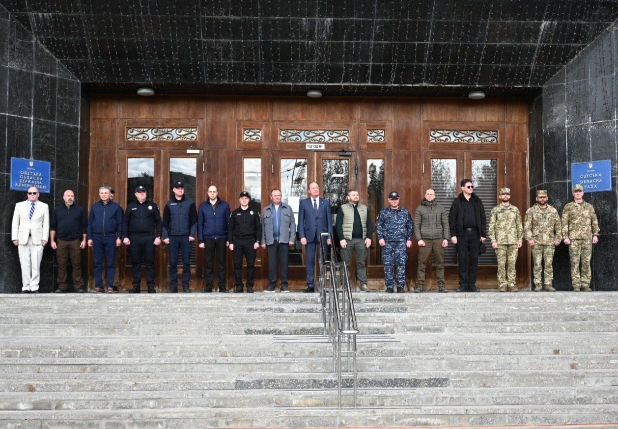 Сьогодні біля будівлі Одеської обласної військової адміністрації відбулася урочиста церемонія підняття прапора Військово-Морських Сил Збройних Сил України