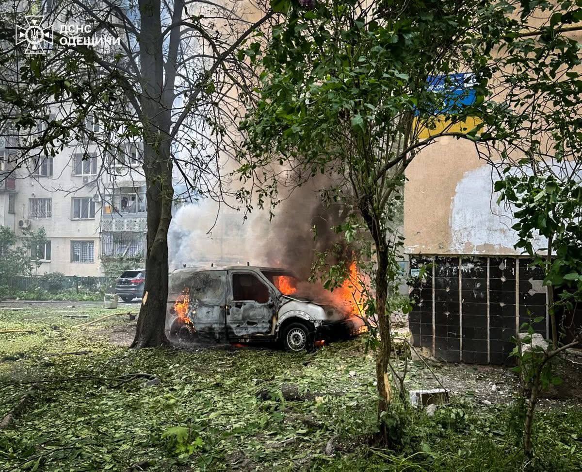 В Одесі внаслідок ворожої атаки, на жаль, постраждало двоє людей: чоловіки 31 та 38 років. Їх доправлено до медичних закладів. Постраждалим надається вся необхідна допомога