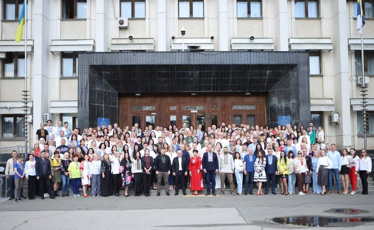 У День Вишиванки наше українське коріння говорить голосніше за будь-які слова. Де б ми не були, в Україні чи далеко від дому, коли людина у вишиванці зустрічає іншу завжди виникає відчуття спорідненості