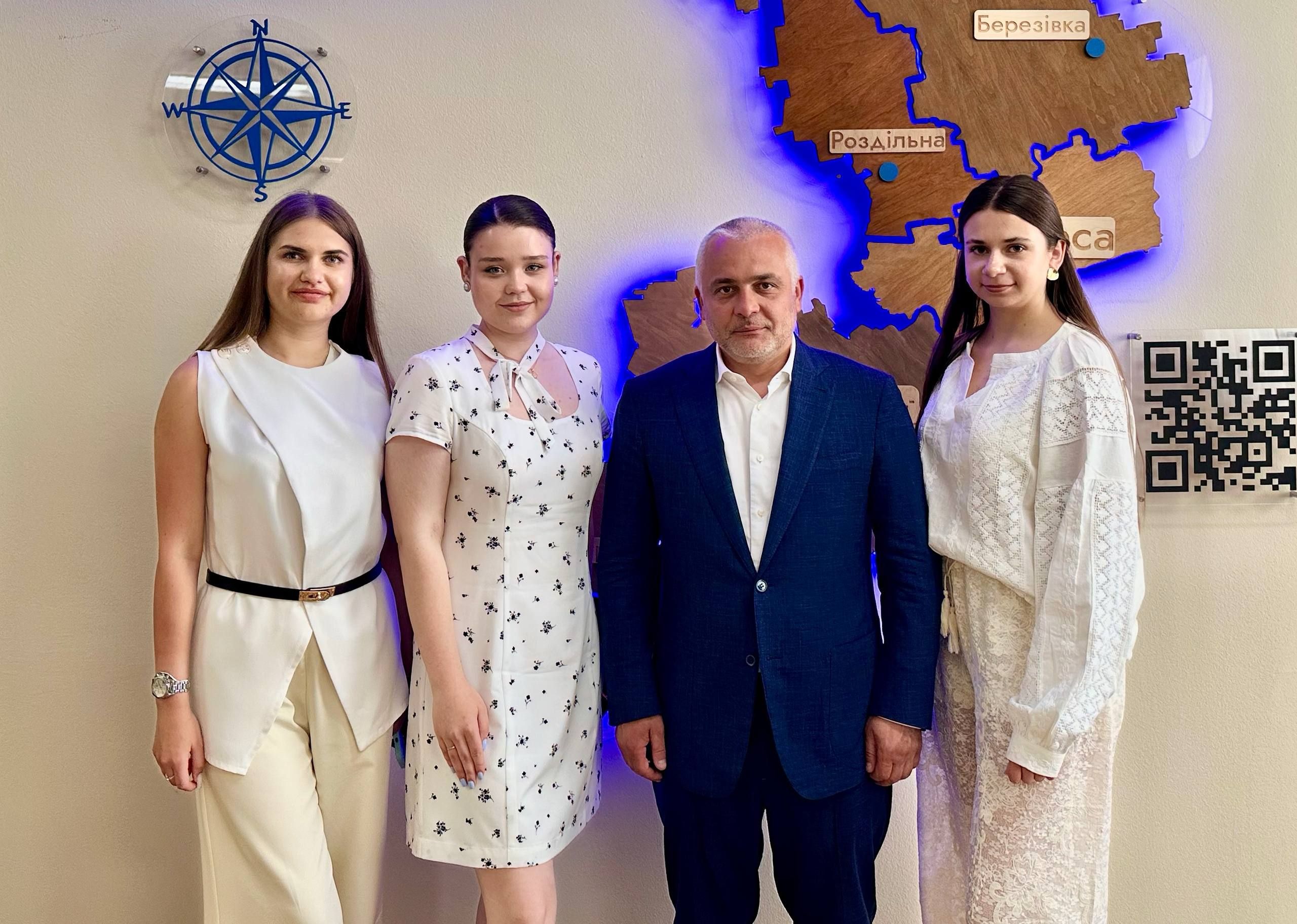 Одразу після установчого засідання голова ОДА Олег Кіпер провів робочу зустріч з новообраною головою Молодіжного конгресу Іриною Монастирук та її заступниками. 