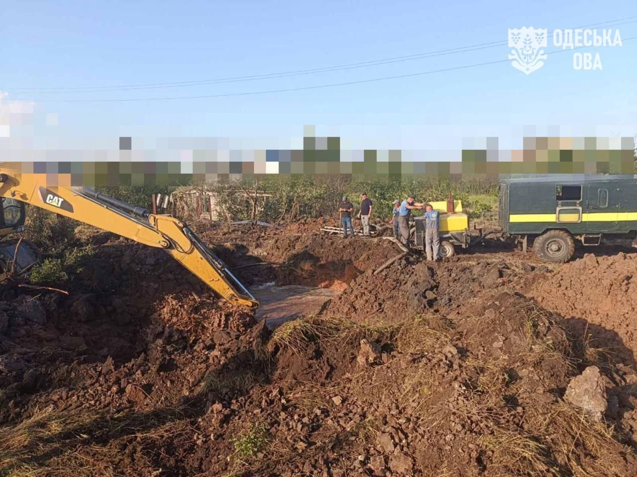 У Чорноморську тривають аварійно-відновлювальні роботи водопровідної мережі, пошкодженої внаслідок ракетної атаки ворога.