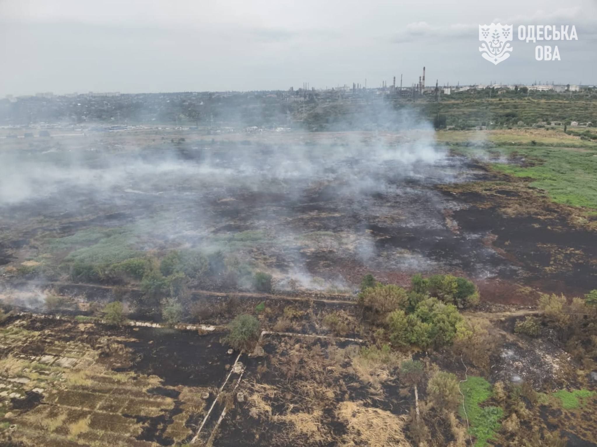 Сьогодні багато жителів Одеси та Одеського району відчувають їдкий запах диму. Це пов’язано з тлінням рослинності на полях зрошення навколо міста.