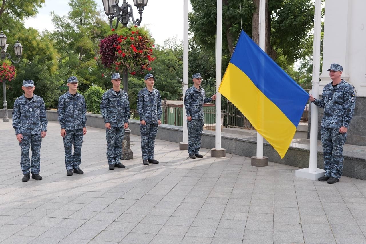 Начальник Одеської ОВА Олег Кіпер разом з одеситами вшанував сьогодні один із головних символів нашої державності — Державний Прапор України.