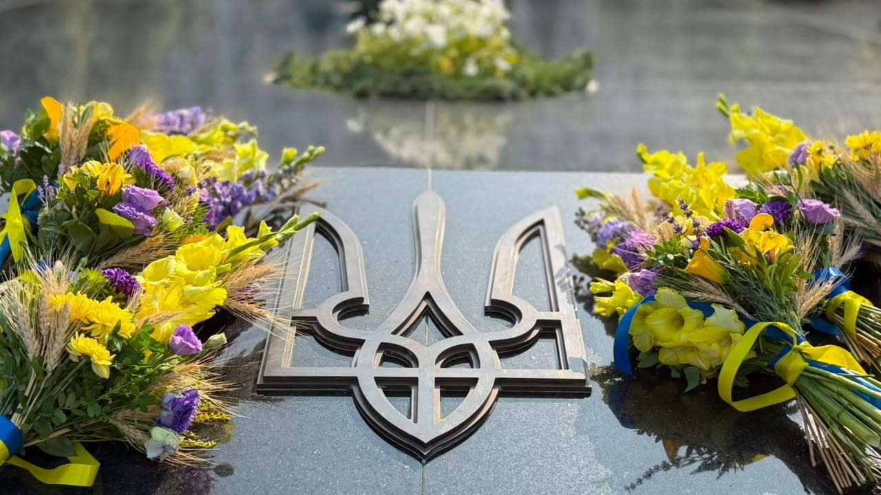 У День Незалежності України біля Меморіалу Борцям за Україну у Сквері Слави і Волі вшанували Захисників і Захисниць, які віддали свої життя за свободу, незалежність та майбутнє нашої держави.