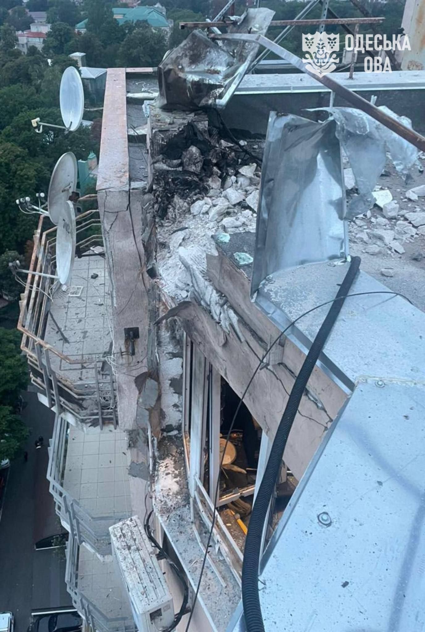Понад 7 годин Одещина перебувала під масованою комбінованою атакою ворога. Упродовж всієї ночі росіяни цілеспрямовано били ракетами та дронами по цивільній інфраструктурі регіону.