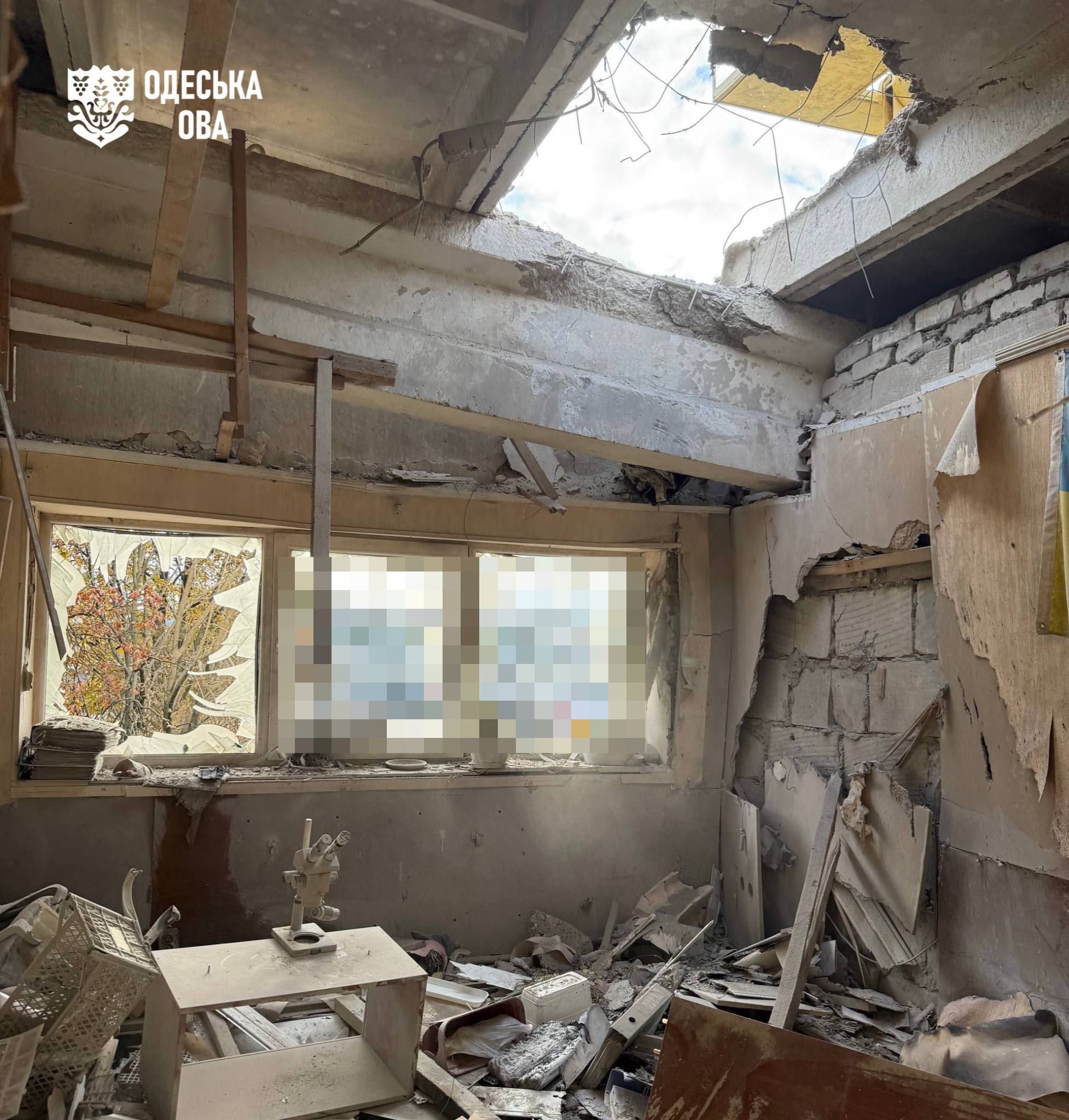 Зранку росіяни завдали удару по адміністративній будівлі в Одеському районі. 